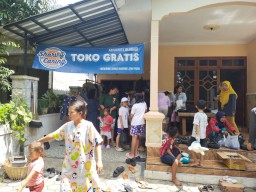 Toko Gratis Ramadan di Jember Ini Diserbu Pengunjung