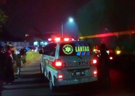 Truk Seruduk Minibus di Traffic Light Balongbendo, Pemotor Terseret 10 Meter