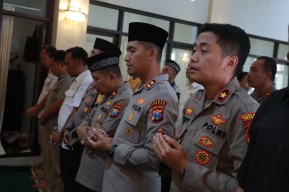 3 Polisi Way Kanan Gugur, Polres Jember Gelar Salat Gaib