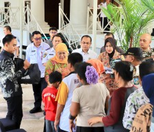 Gubernur Khofifah Bagikan 200 Paket Sembako ke Masyarakat Sekitar Grahadi