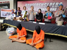 Polres Tulungagung Amankan 5 Tersangka, BB 3 Kg Serbuk Mercon Disimpan di Kelas