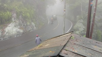 Jalur Gunung Gumitir Jember Berkabut, Pemudik Diminta Waspada