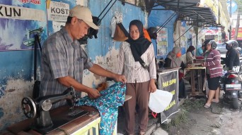 Jasa Tukang Permak di Tulungagung Laris Manis Jelang Lebaran