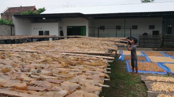 Kerupuk Rambak Khas Tulungagung jadi Buruan saat Lebaran, Produsen Kewalahan