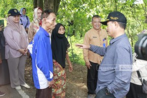 Lansia Penghuni Gubuk Reyot Bantaran Kali Madiun Berhasil Dipindah