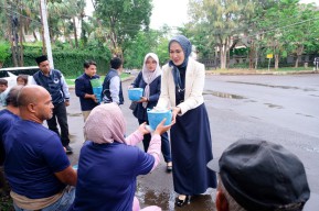 DPD NasDem Surabaya Bagikan Sembako pada Tukang Becak