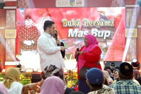 Utamakan Kepentingan Orang Banyak, Mas Dhito Beri Bantuan Ibu Tukang Pijat Ini