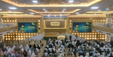 Ribuan Umat Muslim Jalankan Salat Idulfitri di Masjid Islamic Center Jatim