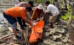 Mayat Pria Misterius Ditemukan Membusuk di Pesisir Laut Bangkalan