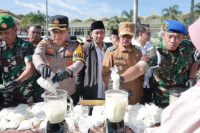 Polres Jember Musnahkan 12.000 Botol Miras dan 95.000 Butir Pil Koplo