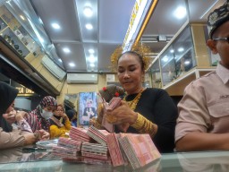 Tradisi Belanja Emas Jelang Lebaran di Lamongan, seperti Beli Kacang Goreng