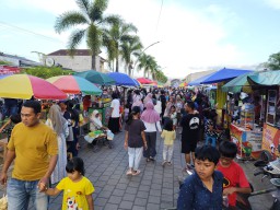 Warga Perumahan di Jember Jadikan Separuh Double Way Pasar Ramadan