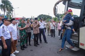 Gus Fawait Lepas Pemudik ke Madura, sekaligus Sambut yang Tiba di Jember