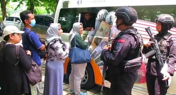Warga Sidoarjo Mulai Berburu Uang Baru untuk Lebaran 2025