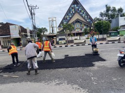 DPUPKP Ponorogo Perbaiki Jalan Berlubang, Fokus Berikan Rasa Aman untuk Pemudik