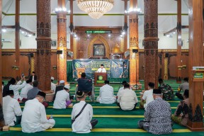 Peringatan Nuzulul Quran di Masjid Agung Lamongan: Muhasabah Diri