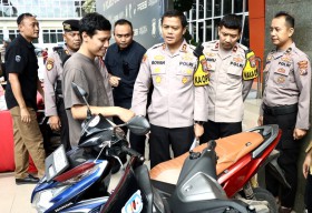 Indrajit Tersenyum usai Motornya yang Hilang Dikembalikan Polres Gresik