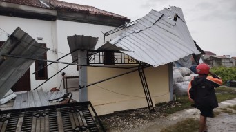 Puting Beliung Terjang Puluhan Rumah di Bangkalan, Warga Butuh Bantuan Terpal