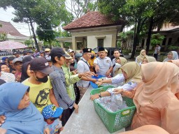 PWI Gandeng DWP Lamongan Bagikan 250 Paket Takjil Gratis