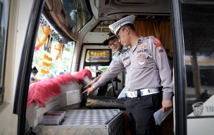 Satlantas Polres Gresik Gelar Ramp Check Bus dan Periksa Kesehatan Sopir