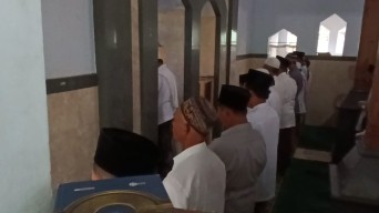 60 Jemaah di Tulungagung Gelar Salat Ied, Berpuasa 2 Hari Lebih Awal