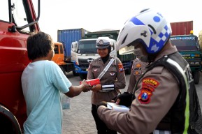 Polisi Tertibkan Jam Operasional Angkutan Barang di Gresik Sambil Bagi Takjil