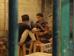 Kedai Nostalgia, Sulap Barang Bekas jadi Kafe Retro di Bojonegoro