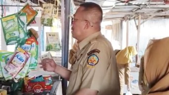 Petugas Temukan Produk Kadaluarsa saat Sidak Toko dan Pasar di Bangkalan