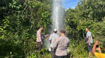 Semburan Air Berbau Gas di Prancak Sumenep Gegerkan Warga