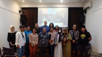 Teater Api Indonesia Berbagi Pengalaman Misi Budaya di Wisma Jerman Surabaya