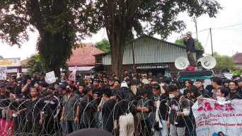 Mahasiswa Demo Tolak UU TNI di Gedung DPRD Jember, Singgung Partisipasi Publik