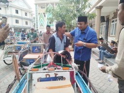 Jelang Lebaran, Ratusan Tukang Becak di Bangkalan Terima Bingkisan Sembako 