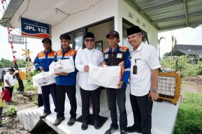 Wabup Banyuwangi Bagikan Paket Sembako pada Penjaga Perlintasan Kereta Api