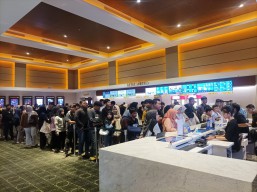 Hadir di XXI Gressmall Gresik, Film Komang Disambut Hangat Ribuan Penggemar