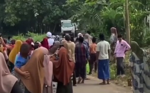 Viral, Puluhan Warga Bangkalan Adang Truk Sampah Masuki Desa