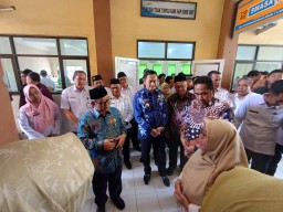 Menteri Pendidikan Kunjungi Lamongan, Pantau MBG hingga Tanggapi Sekolah Rakyat