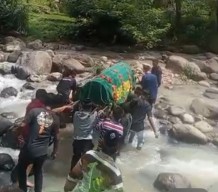 Viral, Warga Ponorogo Angkat Keranda Jenazah Melintasi Sungai