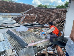 Rumah Dinas Dokter Spesialis di Trenggalek Rusak gegara Petasan Balon Udara