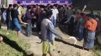 Viral Warga Tenteng Senjata Tajam dalam Acara Hajatan di Bangkalan, Ini Faktanya