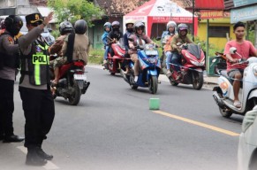 Polisi Terapkan Sistem Contraflow di Jalan Raya Petrah Bangkalan