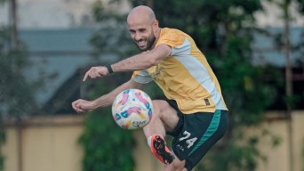 Paul Munster Minta Bonek-Bonita Penuhi Stadion GBT saat Derbi Suramadu