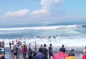 Ketua RT di Jember Terseret Ombak Pantai Paseban usai Selamatkan Anaknya