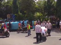 Ambulans Angkut Jenazah Terguling di Jember