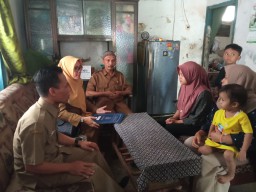Cabdin Jember Antar Ijazah ke Rumah, Alumni Menangis Haru