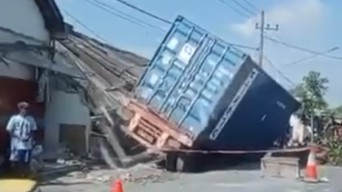 Truk Kontainer Muatan 25 Ton Sagu Hantam Rumah dan Toko di Pagu Kediri