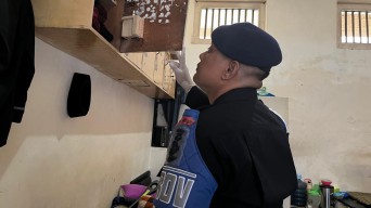 Petugas Gabungan Geledah Kamar Tahanan Lapas Kediri, Ada Sajam Rakitan
