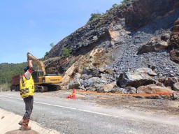 Tebing Setinggi 20 Meter Longsor dan Tutup Sebagian Akses JLS di Tulungagung