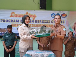 MBG Perdana di Lamongan, Tumpengan hingga Bawa Alat Makan Pribadi