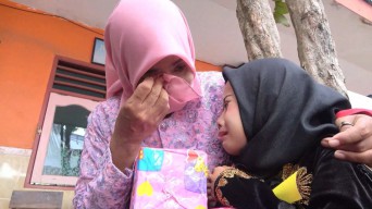 Momen Haru, Penjual Ayam Gugat, Polwan Kenakan Kebaya