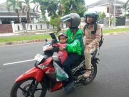 Kisah Wanita Single Parent jadi Pengemudi Ojol di Jember, Bawa Anak Tiap Hari
